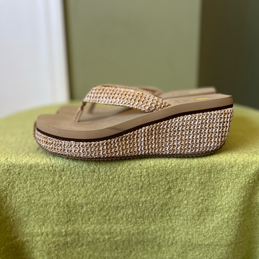 Volatile Women's Tan Wedge Sandals Sz 9 - Picture 5 of 12